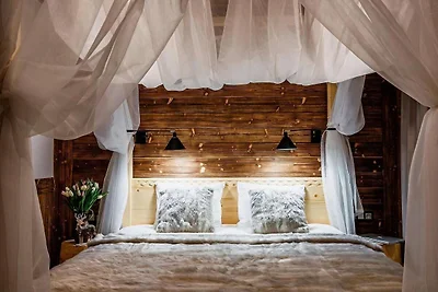 Ein großes Haus im Bergstil mit Spa-Bereich