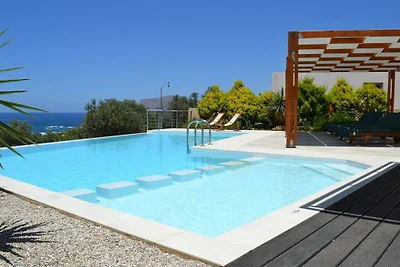 Villa in Sfinari with swimming pool