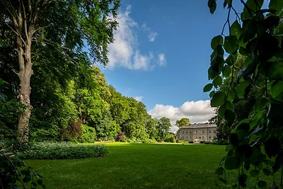 Herrenhaus am Seeufer