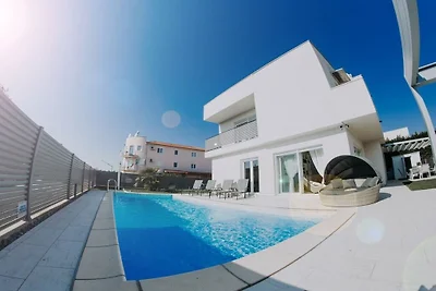 Villa in Novigrad met zwembad