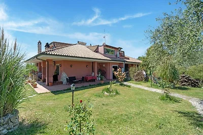 Villa a Monterotondo con piscina condivisa