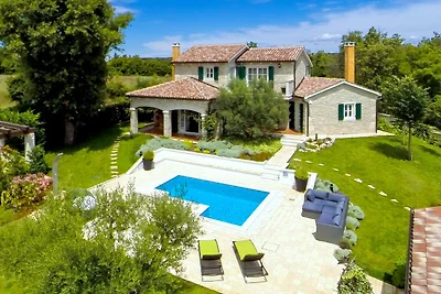 Luxuriöse Villa in Banki mit Swimmingpool