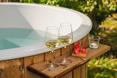 Malerische Lodge am Flussufer mit Whirlpool