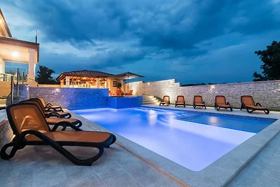 Luxuriöse Villa in Valtura mit privatem Pool