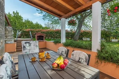 Casa de vacaciones en Kaštelir con piscina.