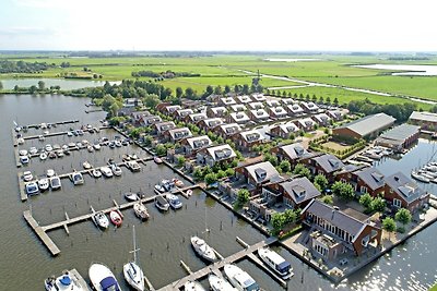 Gemütliches Hausboot am Rande des Yachthafens