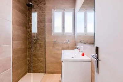 Stilvolle 2-Zimmer-Wohnung mit Balkon, 3 Minu...