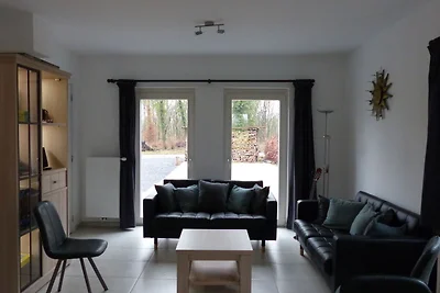 Nieuw huis aan de rand van een groot bos, gro...