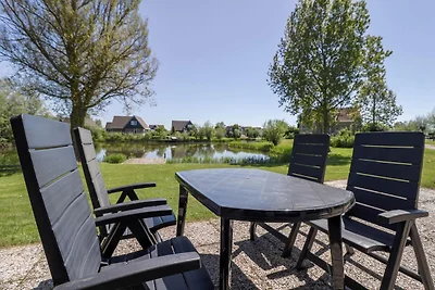 Kompakter Wellness-Bungalow am Wasser