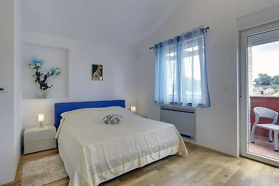 Modernes Ferienhaus mit Pool in Bratulici