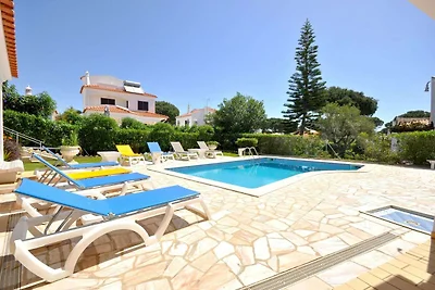 Schönes Ferienhaus in Vilamoura mit Grill