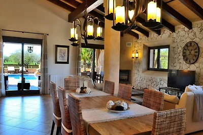 Villa in Buger mit Pool und Spielplatz