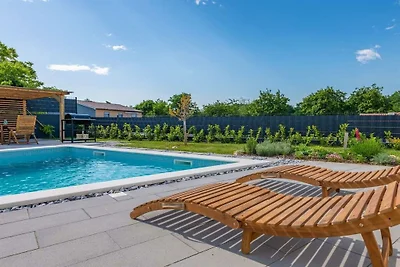 Villa en Nedešćina con piscina