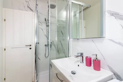 Modern Apartments with Private Balcony - Delu...
