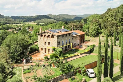 Appartement in La Garrotxa met Zwembad