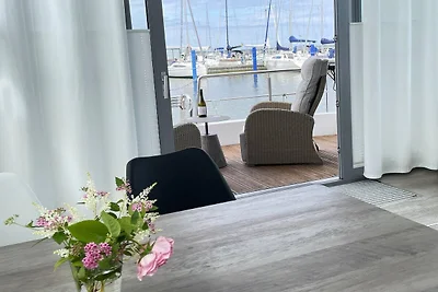 Hausboot Paula mit Reisekajak in...