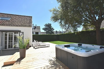 Kustvilla met spa en tuin