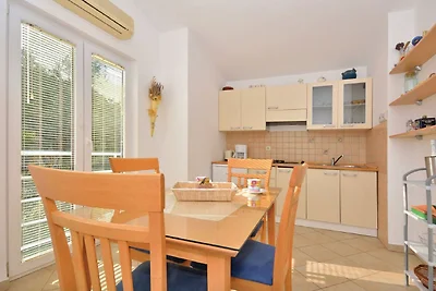 Geräumiges Ferienhaus in Bibinje mit Garten