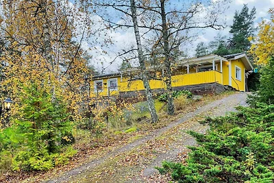 Gemütlicher Rückzugsort im Wald mit Whirlpool