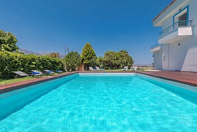 Beautiful 5bedroom villa big pool, close to...