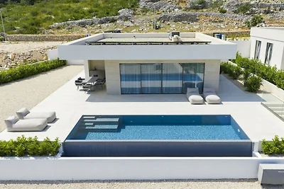 Villa in Tkon mit Schwimmbecken