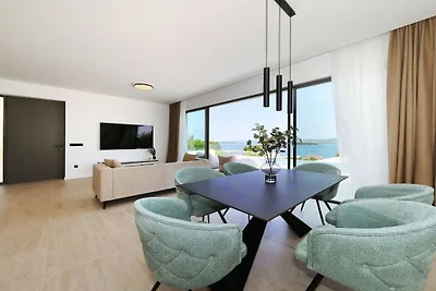 Villa in Tkon mit Schwimmbecken
