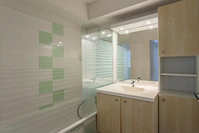 Zonovergoten tuintoevluchtsoord aan de kust