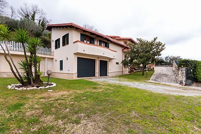 Villa mit Talblick und Sprudelbad