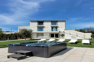 Charmant villa met 5 slaapkamers in Massa...
