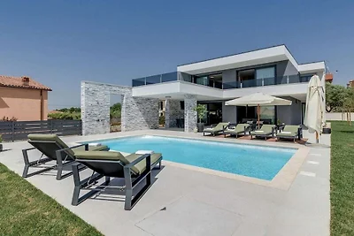 Villa in Novigrad mit Schwimmbecken
