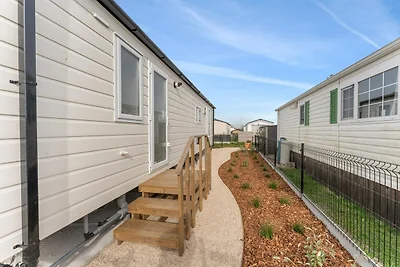 Accogliente casa mobile immersa nella natura