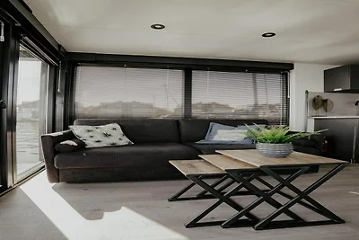 Fuga di lusso in una casa galleggiante