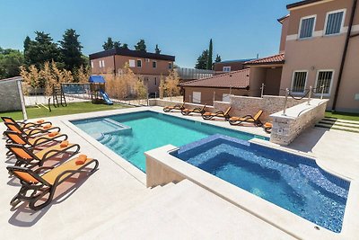 Spaziosa villa con piscina e bagnoschiuma a...