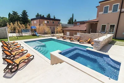 Villa a Pola con piscina