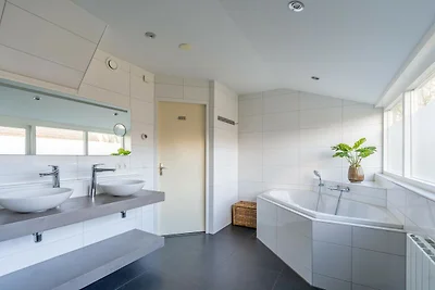 Villa mit finnischer Sauna und Außendusche