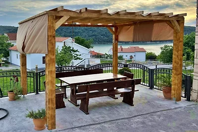 Wohnung direkt am Meer mit Terrasse in Kampor