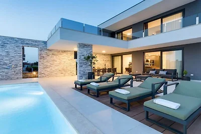 Villa in Novigrad mit Schwimmbecken