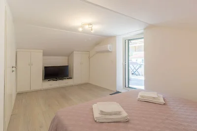 Four Bedroom Holiday Home with Sea View