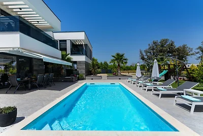 Villa di lusso con piscina e terrazza