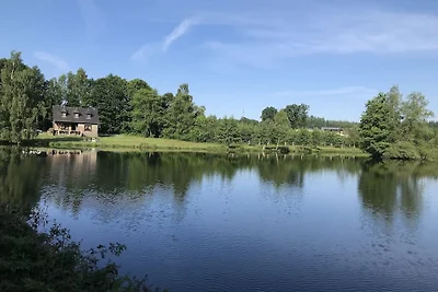 Haus im Grünen auf einem großen Grundstück