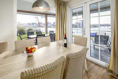 Villa mit Ruderboot und Sauna, nahe dem...