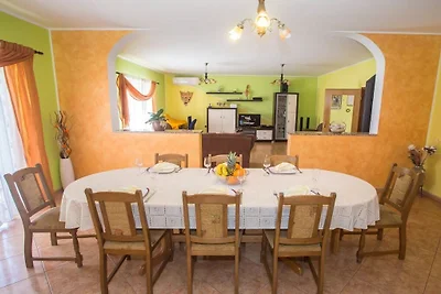 Dvori z basenem