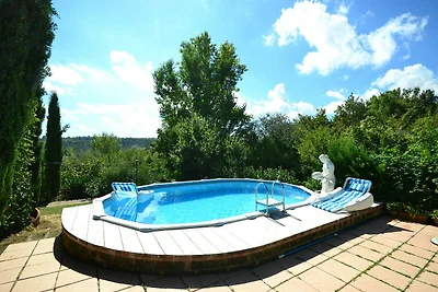 Wohnung in einer Villa mit Pool in der Mitte ...