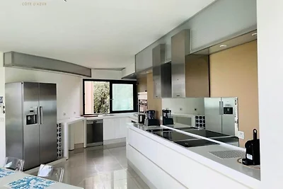 Architektenvilla mit Pool mit Meerblick