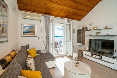 Indy's Beach Apartments -Two Bedroom Apartmen...