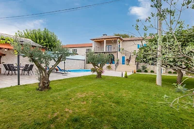 Stilvolle Villa mit Pool und Garten