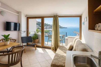 One Bedroom apartment with Balcony and Sea Vi...