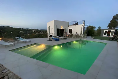 Villa in Olivella mit Pool und Grill
