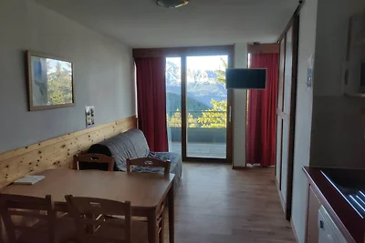 Modernes Bergapartment mit Balkon