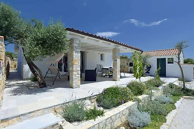 Boutique-Villa in Peroj mit Garten